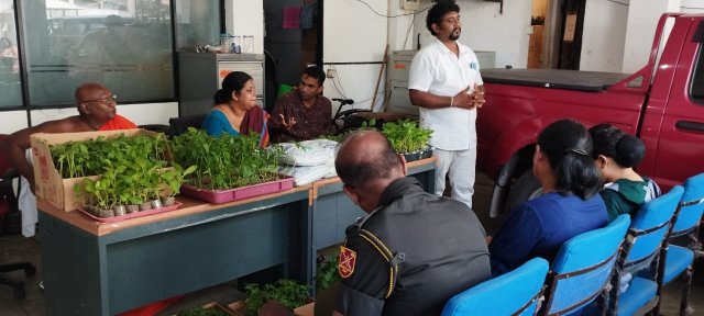 happy green ව්‍යාපෘතිය යටතේ එලවළු පැළ සහ පොහොර බෙදාදීම