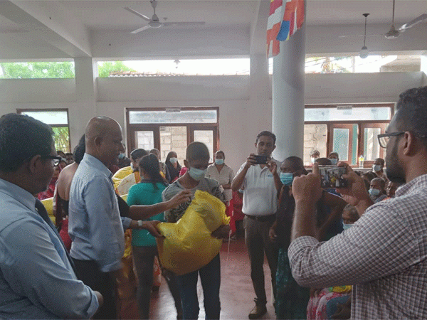 Muslim Aid ආයතනයේ අනුග්‍රහයෙන් වියළි සලාක බෙදාදීමේ වැඩසටහනක් 